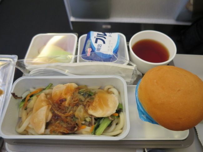 朝ごはん食べずに着て機内食が出るまで我慢できないのでエクセシオール・カフェでクロワッサンとコーヒーの朝食にしました！空港価格で高っい！おまけに座るところが少ない＆マナー悪くて陣取ってるオヤジどもに感じなくていいストレスを感じる出発前の空港！<br /><br />お腹空いたな～って待ちに待った機内食！メニューの英語が聞き取れないのは、いつものこと！取り敢えずチキン頼んだら柔らかいうどんが出てきたよー！香港テイストで、まぁまぁ美味しい。