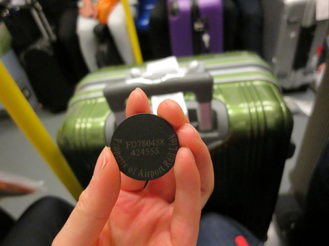 バンコクに無事到着！イミグレーション１時間待ちの看板にがっかりし、中国人の団体に巻き込まれ熾烈な順番列争いを抜け、それでも３０分くらいで出られたかな？<br />２年前の残りのバーツでエアポートレイルリンク４５バーツ購入！電車内の目の前に座るおっさん２人も日本人だぜ！<br /><br />両替優良店のタニヤプラザには時間が合わず行けませんでした。店舗前は往復したのに。