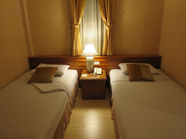 本日のお宿　歩き慣れたシーロム通りに宿を取りました。<br />空港からだとBTSサラデーン駅まで２回乗り換えあるんですけどね。<br />JTBのネット予約では窓なしの部屋だったのに３階で窓あり、しかもツインでラッキー♪前は駐車場ですが静かでしたよ。<br /><br />グーグルマップで予習してたけど、夜で豪雨後の湿気と街の熱気にやられ、間違えて先のパッポン通りまで行ってしまい大混雑の夜市をスーツケース押しながら、ガラガラ空いてるゴーゴーバー覗きながら、大汗かきながら、屋台メシにひかれながら、ホテルあっち！って親切な日本語を聞きながら辿りつきました（笑）20時半ごろ。<br />ホテルの前は初心者だったらドキドキしそうな、ちょい怪しげな感じのタイ式マッサージ店がいっぱい。まぁ普通にマッサージのみだと思われますが。<br /><br />無事にチェックインして、部屋で暑い～と涼んでたら。お外から「Hello」って何度も呼ぶ声が。部屋間違ってるんじゃね？と思って無視してたけど、しつこいので、のぞき窓からのぞいたら３人もいるよー！チェーン越しに開けたら、フロントスタッフと掃除スタッフと日本人男性。どうやら男性が今朝チェックアウトしたけど引き出しに荷物を忘れて取りに来たって。ついでにWi-Fiパスコード聞いてサヨウナラ。あー驚いた！<br />