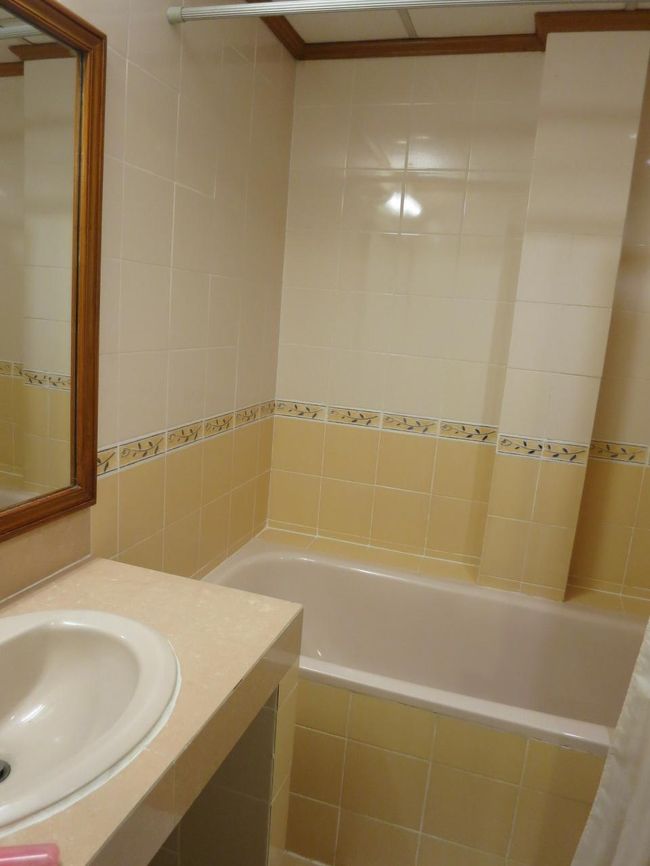 なんとバスタブも付いてたの！！<br />テレビもあるしクローゼットも有るしスーツケース広げられるし清潔だし瓶水も２本無料だし、アメニティもありますよー<br />取り敢えずの宿にしては良かったー！！<br /><br />２１時ごろですのでナラヤパッポン店のアウトレット商品を物色し、日本人男性の店員さんに対応してもらい。なんと二年前の新商品だった黄色い水玉バッグが有ったので購入。今期ものも汚れてなさそうに見えるのがアウトレットになってました。基準がわからん。サンプル品とか？<br /><br />そして22時からは、日本から日本語でメール予約したアジアハーブアソシエーションでタイ式マッサージを受けます。JCBカードで石鹸もらって、その場で会員登録すれば５％引で、タイ式マッサージ＆生ハーバルボール90分が１２３５バーツ（4300円くらいか？）<br />シャワー付きで１２０分位してもらいお茶もいただき、終わったのは２４時くらい。<br />肩が凝ってると重点的にギューっとされ。。。揉み返しが怖いな・・・<br />でも体はスッキリ、ハーブの香りも良かったし、担当者は日本語わからないですが優しかったですよ！<br /><br />今日はこれで寝まーす！<br />