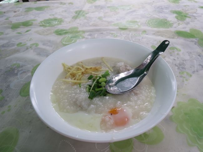 屋台村をぐるーっと一周りして、おかずが並んでる所に行ったら、上の屋台の写真のおばちゃんが一言「お粥？」と日本語で言ってきたので強制お粥。20バーツから40バーツくらいでした。<br />生卵入っちゃったよー<br />鳥ボール入の粥は普通に美味しかったです。
