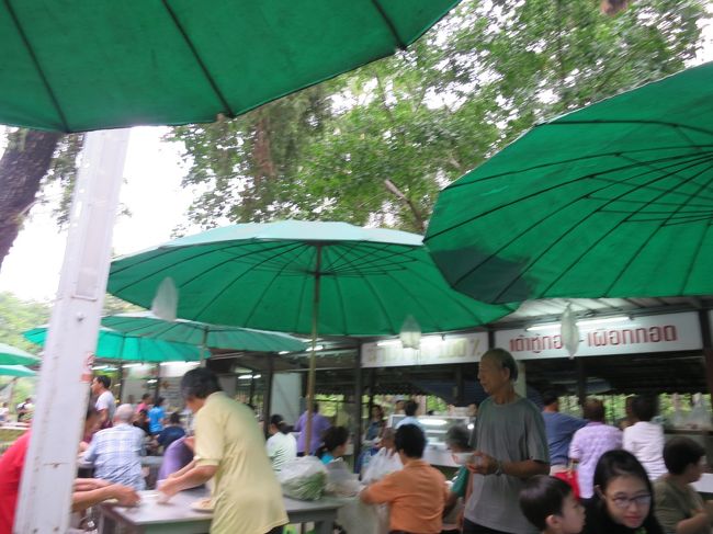 マラソンランナーがいっぱい。家族連れもいっぱい。<br />豆乳デザートが食べたかったのですが、タイ滞在数時間では買い方がわからず勇気が出ず断念。