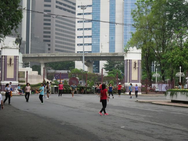 蒸し暑いのに熱心なエアラー達<br />1人なにか間違ってボディビルダーがいました<br />ここでも日本人に遭遇