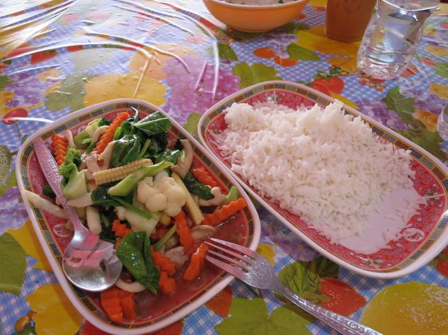写真はチャトゥチャック・ウィークエンド・マーケットでの屋台メシ100バーツ<br />Vegetables on raice　80バーツってあったのに、白米つけると20バーツかかるそうです。インチキメニューだぜ。野菜は生に近い固さで、あのタイあるあるの独特の甘い醤油味。白米はくさいね。<br /><br />ということでここまでの旅程は8：30 ルンピニ公園→9：00 BTS Ekkamai駅で友人と落ち合い→11:00 友人宅発→12:00 BTSモーチット駅から徒歩でチャトゥチャックウィークエンドマーケットへ<br />買いたいものが有りませんでした！ガイド本には欲しいものが載ってるのに！籠も靴も見つからなかったぜ！探す熱意も沸かなかったぜ！残念！<br />バタフライピーのハーブティーとシナモンスティックを各80バーツで購入<br />日本の友人に頼まれたドリアンチップスはOTOP商品だからか250バーツ（900円）と高めなので、諦めてもらうことに。バンコクのBigCでは400バーツに値上がりしてました！<br />成城石井でも昔は売っていたというトムヤム風味のカシューナッツ150～130バーツだったかなぁ～。友人購入。店舗により値段が違います。<br />私は辛いの苦手なのでスーパーの小袋25バーツを購入しました。内容量は５倍ほど違うと思います。<br /><br />日照りで暑いし、もみ返しで肩凝って頭痛してくるし、早々に退散！いいのさ前回は土日じゃなかったから行けなかったので行きたかっただけだよ！湿度の少ない過ごしやすい日本の５月を飛び出し真夏の暑さは応えるぜ！