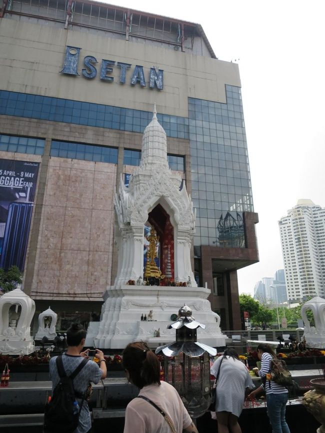 伊勢丹の回し者では有りません！<br />お友達のBTSカードを借りてるので電車賃分かりません！<br />ウィークエンド・マーケットからBTSで移動してる間にスコールだよー、台風並みだよー<br />チットロム駅からエラワン廟を眺めながら伊勢丹方面へ高架を歩きます<br />雨やどりする間もなく晴れてきたので外の廟へ<br />前回行けなかったので、ここも見たかったんだ！足元は水溜りで洪水だー<br />恋の神様が降臨されるのは木曜の２１時半と火曜でしたっけ？でも今日も恋する乙女で賑わってます。<br /><br />この近くのピンクのカオガンマイとプラトゥーナムのショッピングモールも行きたかったけど暑いし揉み返しが限界で次回に。