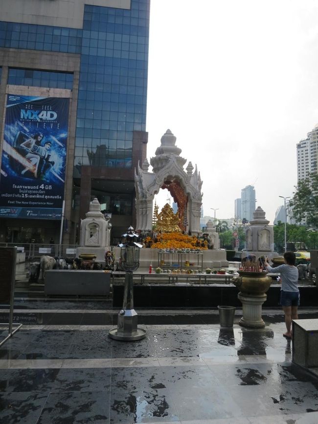 金運・商売運の神様ガネーシャ前は誰も・・・<br />私は好きなんだけどねー<br /><br />この後アソーク駅まで移動しターミナル２１の３階でシューララのビーサンを購入<br />日本で買うと高いらしいですが、299バーツと今季もの399バーツの値段２種でした。カード不可。ショッピングモールですけどね！<br />https://www.zhoelalajapan.tokyo/<br /><br />ターミナル21の両替店はレート0.283円くらいだったかな。まぁまぁか。<br />７階のフードコートはカード式でした！インフォメーションみたいな場所でカードにお金をチャージしてもらって、そのカードを持って店頭へ。ガイド本で紹介されてる最新式の買い方ですね。<br />スイカジュース（シロップ入り）25バーツ　ウマッ！<br />