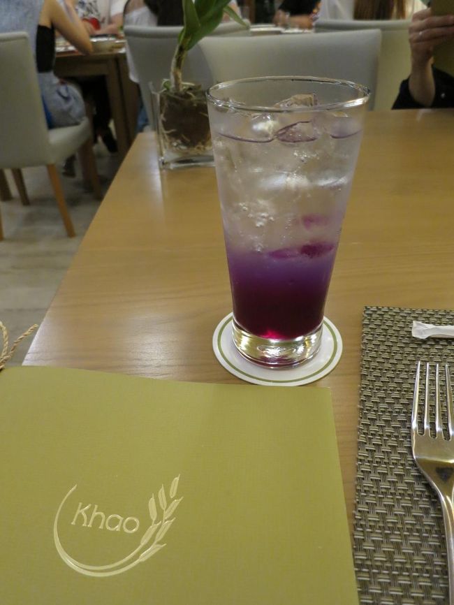 所変わりまして夕飯はオシャレレストランKhao<br />まだガイド本に載ってないのかな？元マンダリン・オリエンタル料理長が独立して始めたお店とのこと。めっちゃ美味しかったー！！<br />いつもの私の一人旅と違って、お友達に大感謝です！ごちそうさまでした！<br />http://khaogroup.com/index.php<br /><br />写真はバタフライピーとレモンのソーダです
