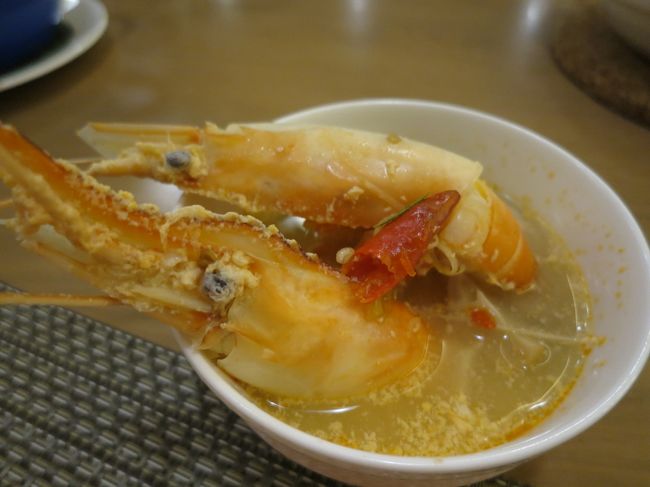 待ちに待ったトムヤムクン！タイに２回も来て飲んでないなんて！とリクエスト！<br />辛さ控えめですが辛い酸っぱい、そしてあとから複雑な味わいが～<br />余計なものが一切入ってない味！海老も出汁にしたら勿体無いほど良いやつ！！<br />撮影忘れましたがグリーンカレーもペースト使ってないサラサラなのだし、黒米の玄米も美味しかったし！感動の連続でした！<br />帰り際、シェフがいらして記念撮影してもらいました。スタッフも、にこやかでホテル並みに感じいいし、店内も天井が高くて開放的でした。全然、堅苦しくないお店です。<br />エカマイ駅から離れてて住宅街なのがアレですが・・・<br /><br />お友達宅で、おやすみなさ～い！