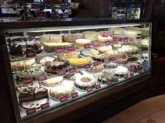 では、旅行記の続きに戻りましょう^^

【 The Cheesecake Factory 】

仕事仲間とチーズケーキファクトリーにランチに行きました。
遅めのランチだったからか、スムーズに入れました。
前回は、お腹が一杯でスイーツに至らなかったので、今回はチーズケーキを食べる気満々で来ました！

