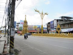 一息入れて市内探検にでかけます。金ばっかりの街ですね。所々にタイ語と中国語の表記の観光案内が。