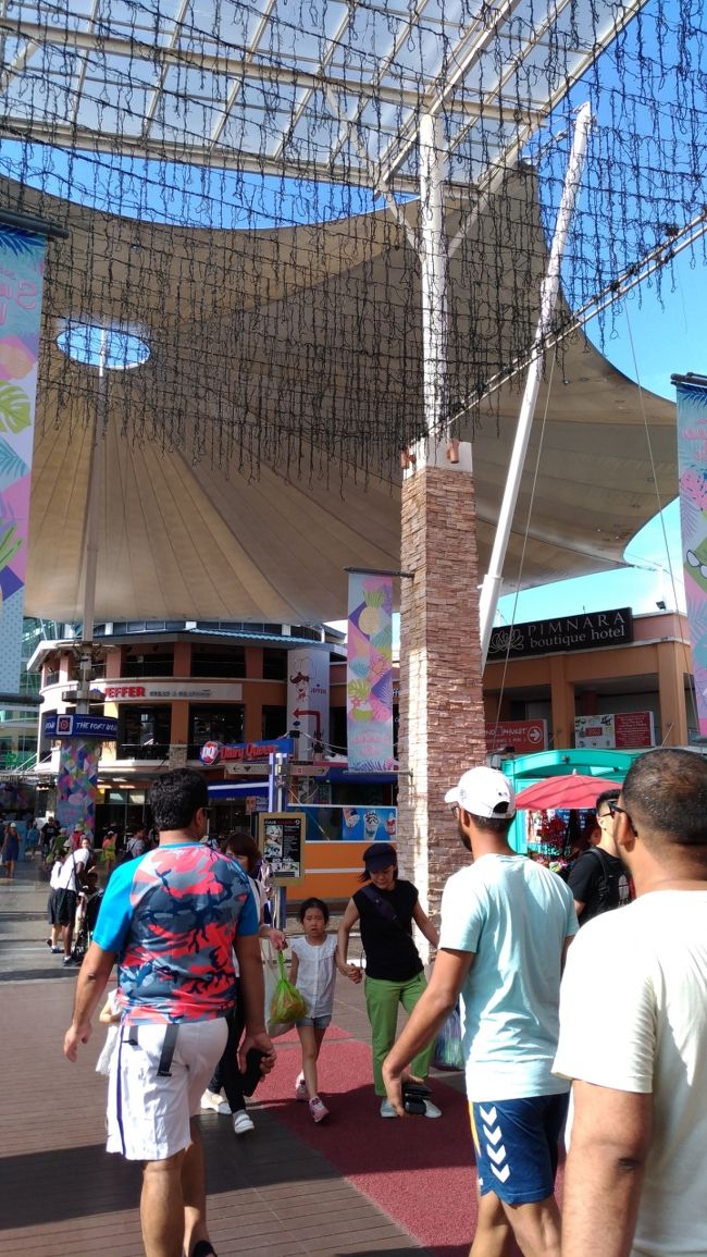 兎に角、あちーのよぅ！<br />お土産などを物色しつつ、オットが熱望するバイレイへ。