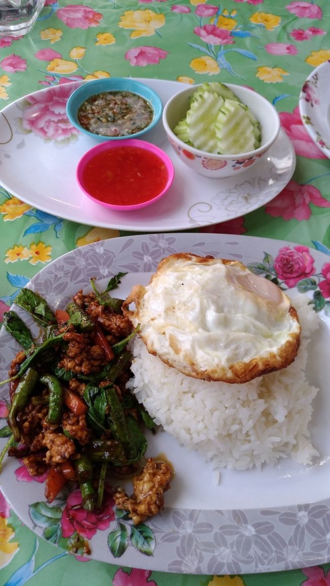 私はお隣の店のガパオライスにしました。目玉焼きが半熟だったらなー、と思ったけどプーケットだから仕方なし！<br />