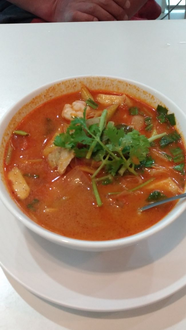 ある日の晩ご飯。トリップアドバイザーで高評価だっ店へ行ってみた。<br />トムヤムクン.....まぁまぁ。