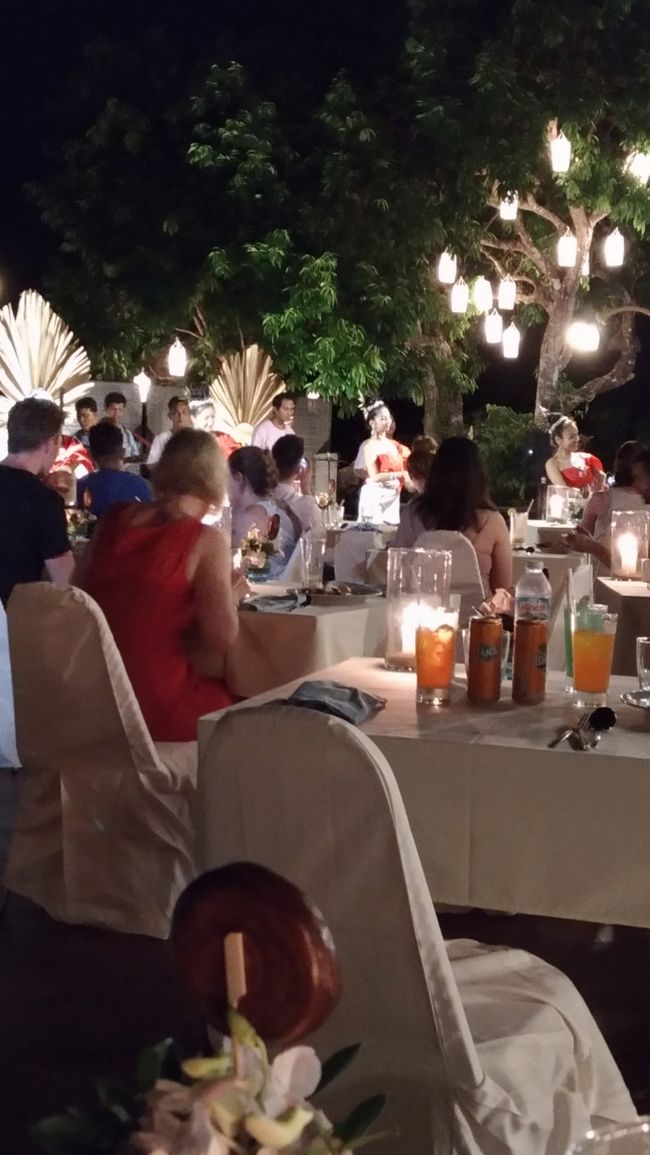 ある日の夕食。<br />ホテル主催のブュッフェディナーへ出掛けてみた。