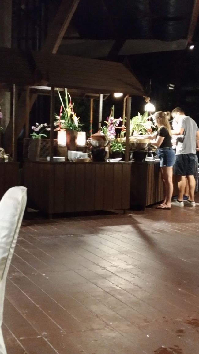 屋台にタイ料理が並んでます。<br />太っているのに、大食漢じゃないので、割高感あり！！