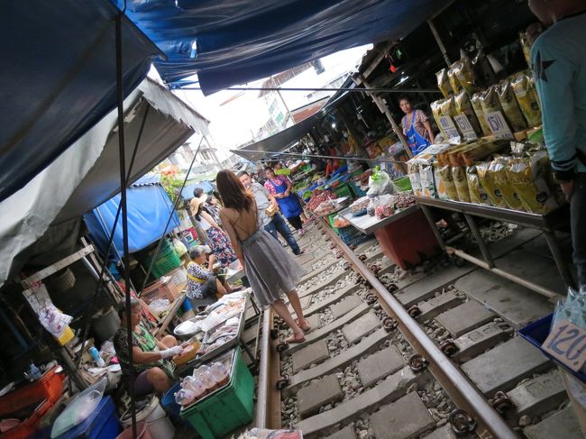 ここは線路！電車がとおる場所！日本だったら立ち入ったら怒られる～<br />一日に数本しか走らない超ローカル線だって、罰金刑じゃーって大騒ぎでしたよね！
