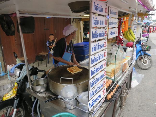 集合時間を教えられ、それまで自由行動なので朝ごはん物色へGo！<br />ロティ発見！卵とバナナとか斬新なメニュー！ってかタイ語オンリーで分からん！<br />お友達には中国語で返答したらしい（笑）<br />が強引に頼む！美味しかった～！40バーツくらい？？