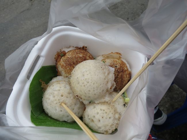 これ食べたかったんだー！たこ焼きみたいだけど、シーフードが入ってたり、これはガイドさんお薦めのココナッツの甘いの！熱々で美味しかった～
