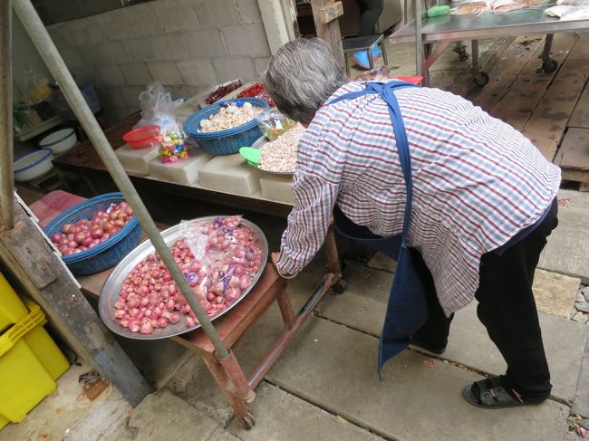 電車がくるってアナウンスが流れたので市場は撤退準備