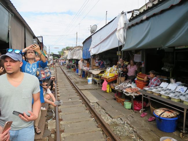 電車がきたらパタパタと橋からドミノ倒しのイメージで畳まれるの期待してたら早々に畳まれてしまった<br />さっきまで、すれ違うのもやっとの混み具合だったのに誰も居ない！<br />お店の方が観光客に気をつけろ気をつけろ、線路から出ろ、線路に出るなってけっこう注意が激しい。