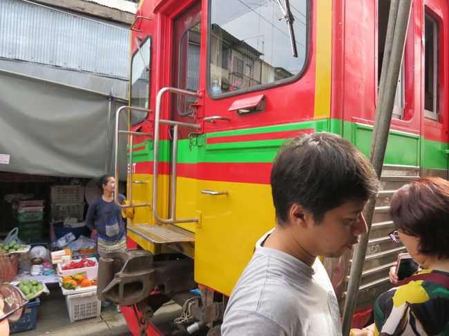 電車がゆ～っくり来たよ！すぐ止まれるスピードです。