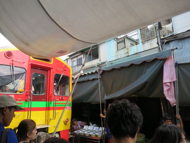 電車が通ったらテント戻して店も出る！