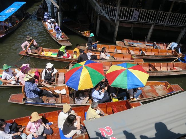 小舟に乗る人はガイドさんに案内されて別料金です