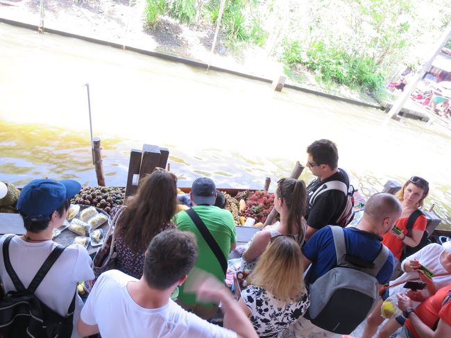 私は小舟には乗らず小舟を見たい！<br />ものすごく混んでたマンゴー売りの小舟<br />時価か？重さか？値段不明