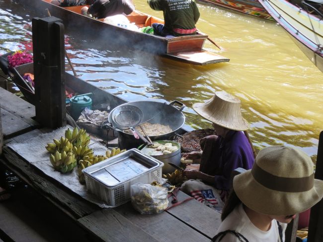 揚げバナナが気になる<br />水の上だけど木造の船で揺れるのに揚げ物ってすごいね！！