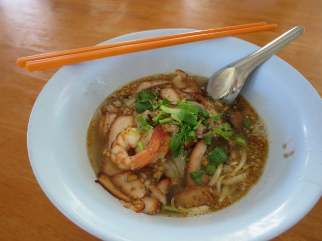 そして昼食はタイラーメン付き<br />麺は４種類から選べます！辛かった！<br />ローカルレストランです