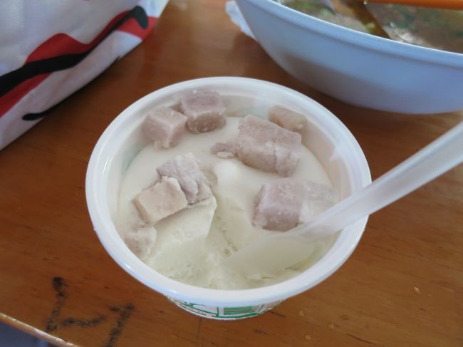 アイス付き！友達は３つめ（笑）<br />私は赤米っぽい棒アイスが食べたかったんだけど、そこじゃなく高いケースから選ばなきゃいけなくてタロ芋っぽいの選んでみた！（まぁ安いのから選ぶなら文句言われないだろうが聞こうと思ってもガイドいねぇ）<br />皆さんはRoyalって箱の高そうなの選んでたけど、それは普通の世界各国共通の棒付きアイスキャンディー。私はThe Local好き！<br />ちなみにエカマイのスーパーマーケットMaxバリューでは、同じアイスが全種類20バーツでしたよ！<br />結果感想ツアー自体は楽しかったです。自力では行け無さそうなので楽だし。