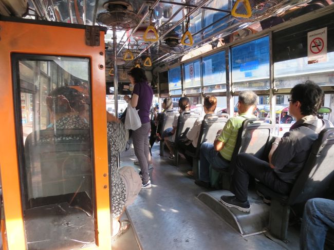 帰りはエンポリアムホテルではなく、国立博物館へ行きたいので近くで降ろしてって言ったのに使えないガイドはホテルまで戻ってきました。やっぱりスペースバスは二度と使いたくないな。<br /><br />しょうがないので、BTSを乗り継いでチャオプラヤエクスプレスに乗りって昨日と同じルートを辿りましたが時既に１５時２０分。。。あと１０分じゃ絶対にたどり着かないので諦めて、ボートを中華街駅で途中下車<br />サンペーンレーン散策して、偽イッセイ・ミヤケ物色して、色々と試食させてくれる屋台を楽しんで（写真がない）中華だけどベトナムっぽいものが多かった屋台。<br />フアランポーン駅を目指して歩ってたら、なんと３０分掛かるって！！親切な男性が目の前のバス停を教えてくれたので乗ってみます。No.１のバスですって！９バーツでした！<br />ローカルバス初体験です♪楽しかった！<br />車窓からMRT工事中の光景が見えました<br />数年後はここから歩かなくても電車で通えるんだ！早く開通しないかな～<br />ローカルバスはとても安くて楽しい体験ですが、途中停留所はものすごい混雑してましたよ。