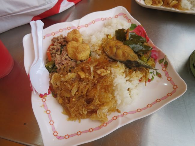 買うものは、やはりないので夕飯<br />色んなおかずを指差し注文できるお店で夕飯にしました！<br />春雨とガパオっぽいのは甘め、骨の多い魚のは辛かった！でも大人気で皆が頼むんです。