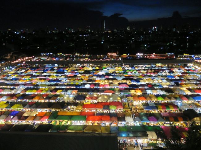 暗くなったのでイソイソとエスプラネードの駐車場へ<br />間違ってショッピングモールに入ってしまったけど・・・<br />駐車場の４階って噂！！あれ噂です！！４階じゃなくって４番だと思う！だって１a～ｃ階があるんですよ！ってことは４a～4ｃ階があっての４なんです！<br />何階分あがったことか・・・16階！？高さ的には８階ほどです。あれは車で行く人用だな。<br />エレベーター無い気がしたんだけど車を取りに行く人も階段ですかね？？<br />でもまぁ登りきったら絶景ですよ！