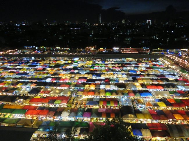 ここまできたらと５の階へものぼってみました。夜景にそんな大差ない。