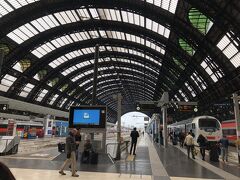 ようやく到着、ミラノ中央駅。
ヨーロッパ主要都市の駅って大きいですよね(ﾟﾛﾟ；)
天井が高いからそう思うのか…