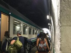 定刻から15分くらい遅れてヴェルナッツァ駅に到着。
ヴェルナッツァだけじゃないけど、チンクエテッレの駅は半分トンネルの中だったりします。
本当に平たい地が無いところなんだなぁ…と、駅からすぐに実感。