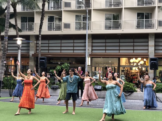 ホテルまで帰って来たらビーチウォークの芝生でフラしてました。