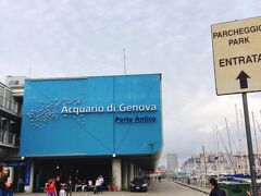 これが、有名なジェノバの水族館ですね。
ちなみに、この付近に著作権並びに版権絶対NGな世界的キャラの被り物がいたんですけど。イタリアでもいるんですね。パクリん。