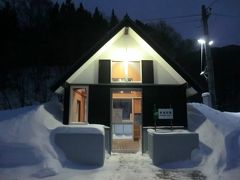 赤坂田駅。
三角屋根のかわいい駅舎。
無人駅です。