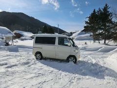 10:30
岩手県八幡平市の｢民宿赤坂田｣に滞在中です。
今日は、執筆に励もうと思っていたのですが、明日から4連泊のお客様がいるとの事で、買い出しに行くそうです。
てな訳で、私も同行する事になりました。
民宿赤坂田号(旧本家シクタン丸)で秋田県鹿角市に行きます。