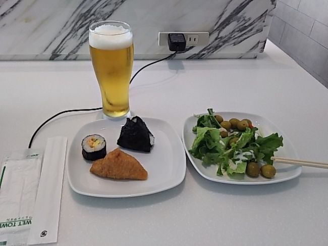 初めてのシンガポール航空。スーツケースはデンパサールまで届けていただけました。<br />セキュリティはゴールデンウィーク前日でしたがまあまあ混雑してました。<br />ANAラウンジで朝ごはん。奥の方は私が行った時はガラガラでミールのとこは貸し切り状態でした(≧▽≦)<br />