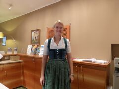 ザルツブルクで宿泊した、アルトシュタットホテルヴァイセタウベのフロント
民族衣装を着た、フロントのお姉さん