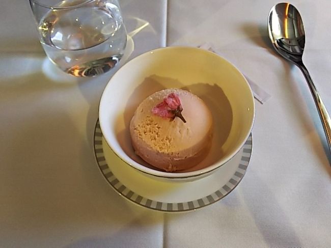 デザートの後で紅茶を頼みましたが最後まで出てきませんてました。なぜ？<br /><br />いつものANAさんと比べてしまいますが<br />食事の質はSQさんの勝ち。<br />頼みやすさはANAさんの勝ち。<br />