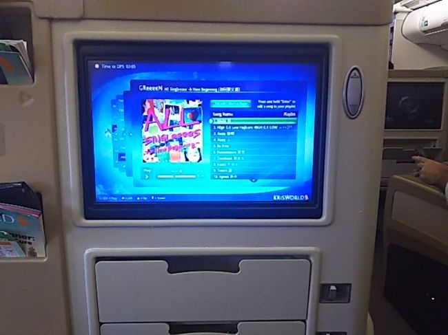 デンパサール行きにも日本人ＣＡさんがいました。エンターテインメントサービスも日本の映画、音楽ありでした。