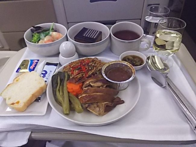 約２時間半のフライトで機内食。<br />デンパサールではイミグレが渋滞でおつかれ。<br />ホテルに送迎頼んであったので両替せずにホテルに行きました。