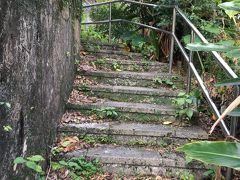 首里駅から歩いて首里城公園にたどり着きました。
時刻は８時半。首里駅から１０分程度だった気がします。
さびれた様子の階段を登って公園内に入ります。
どうやら端っこのほうです。