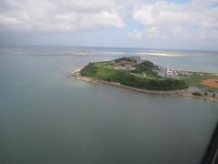 那覇空港が近付いて瀬長島の上空を低空飛行。