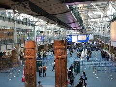 バンクーバー国際空港。とても綺麗で大きな空港です。イヌイットのモニュメントとかがたくさん。入国は基本的にKIOSKという機械で行います。
