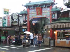 新竹城隍廟、の入り口。

廟というか、市場の中にかろうじて門がある。
